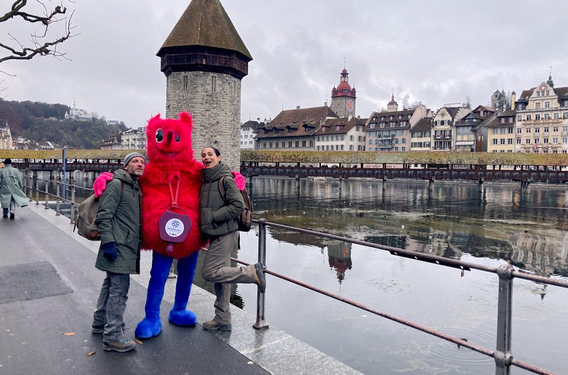 Die Forscherin, Wuli und ihr Gehilfe vor der Kappelbrücke in Luzern beim Videodreh