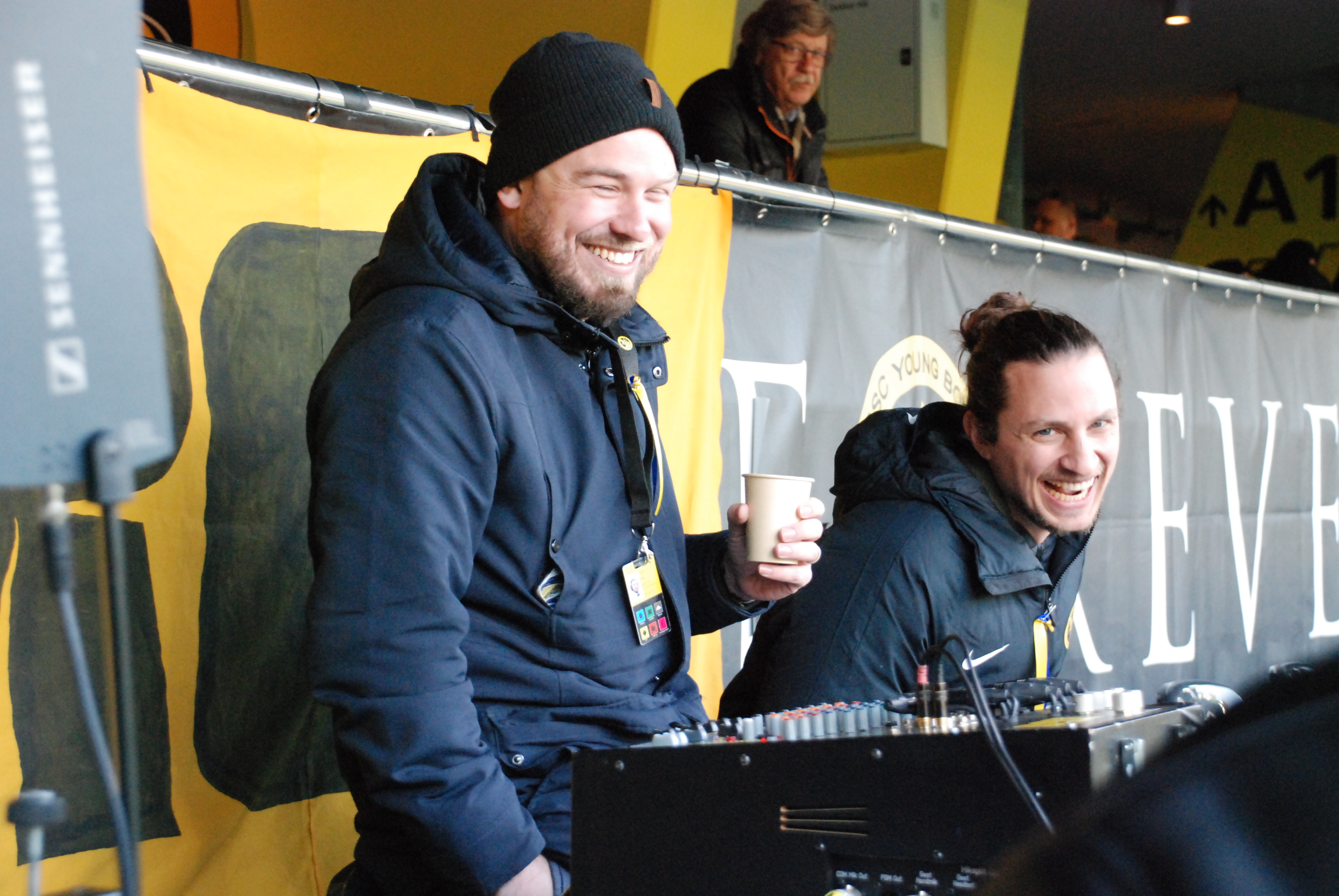 Brian Ruchti und Gabriel Haldimann lachend hinter dem Kommentatoren-Pult von Radio Gelb-Schwarz. 