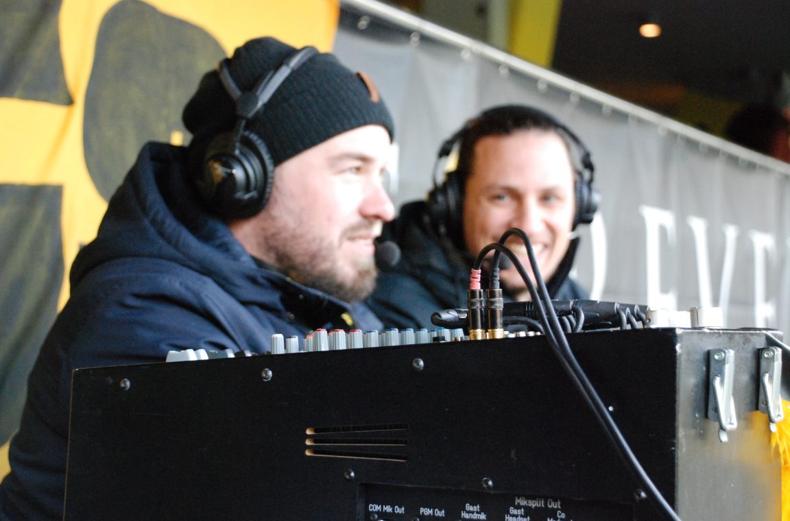 Brian Ruchti und Gabriel Haldimann, die Kommentatoren von Radio Gelb-Schwarz vor dem Kommentatoren-Pult